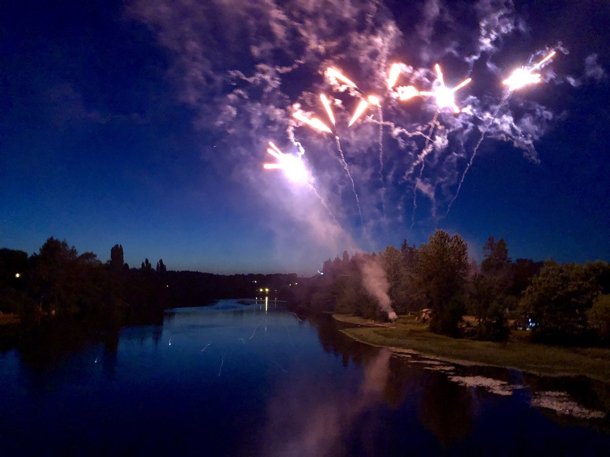 HHLifestyleTrav's tweet photo. @KinoAlyse @MattsRoadTrip @RoadtripC @takemomalong @KaraDiDomizio @SonjaSwissLife @XeniaKaepernick @CanonUSApro @YourAbruzzo @Regione_Abruzzo How about these sunset / blue hour / Bastille Day fireworks combos?!  #BlueHourWeek https://t.co/QVHfUEUNow