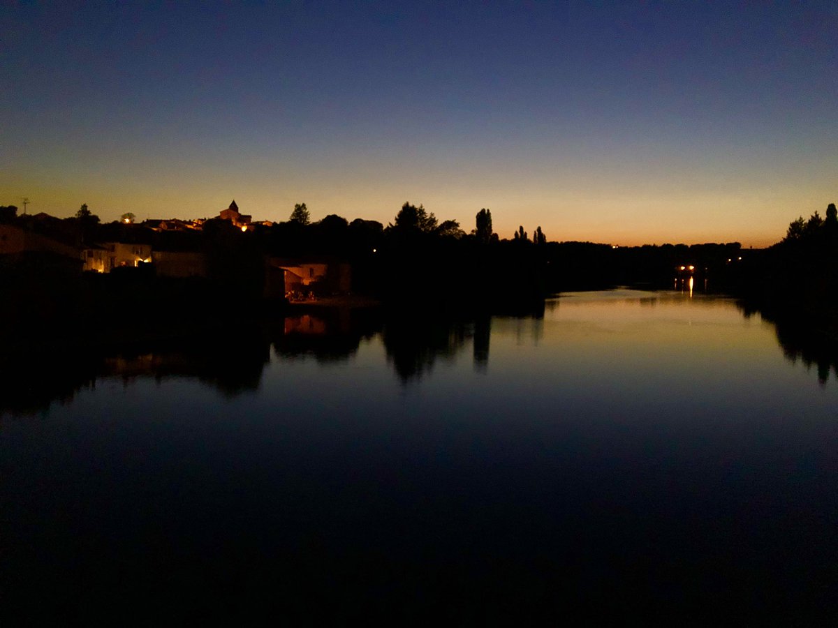 HHLifestyleTrav's tweet photo. @KinoAlyse @MattsRoadTrip @RoadtripC @takemomalong @KaraDiDomizio @SonjaSwissLife @XeniaKaepernick @CanonUSApro @YourAbruzzo @Regione_Abruzzo How about these sunset / blue hour / Bastille Day fireworks combos?!  #BlueHourWeek https://t.co/QVHfUEUNow