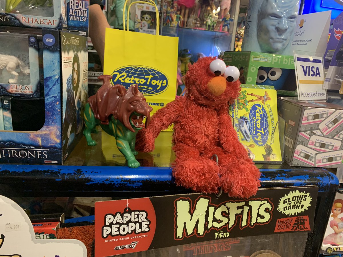 Darthparra's tweet photo. Gracias al compañero de @retrotoysstore recuperamos el Elmo de Oliver que olvidamos ayer en su tienda. La nueva visita no fue en balde y aproveché la ocasión pare llevarme un Battlecat de 1983 en perfecto estado. Si buscáis juguetes vintage no dudéis en hacerle una visita. https://t.co/uNSLLut2ML