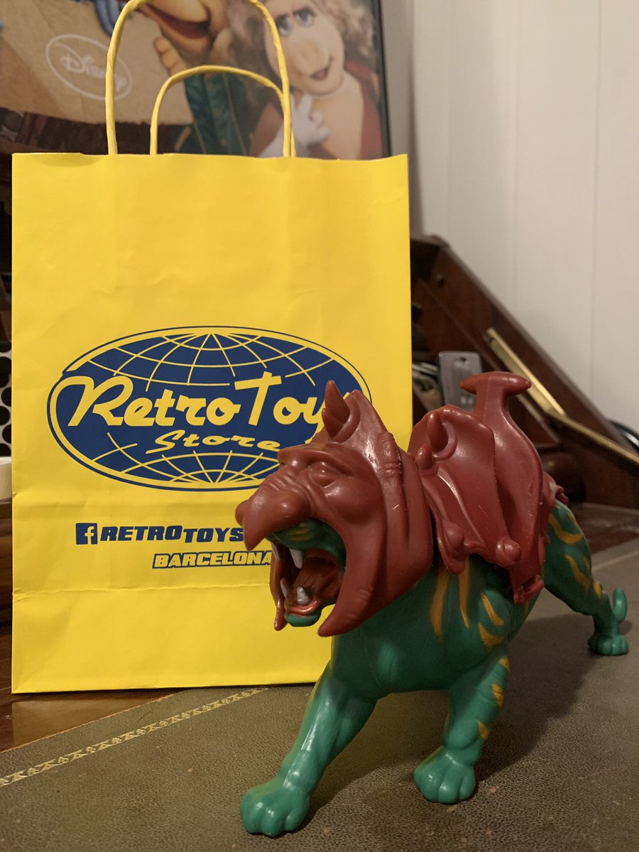Darthparra's tweet photo. Gracias al compañero de @retrotoysstore recuperamos el Elmo de Oliver que olvidamos ayer en su tienda. La nueva visita no fue en balde y aproveché la ocasión pare llevarme un Battlecat de 1983 en perfecto estado. Si buscáis juguetes vintage no dudéis en hacerle una visita. https://t.co/uNSLLut2ML