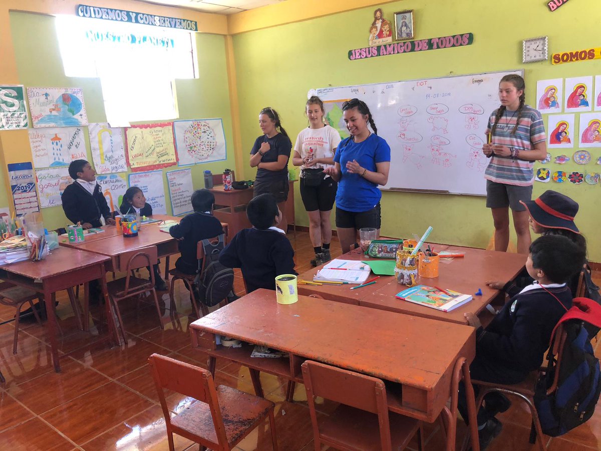 campperu's tweet photo. #TeamHuallaga working on projects &amp; teaching at the local school nearby #CampColca😄 Later today they also have a football match scheduled against the high school⚽️🙌🏽 #DoSomethingAmazing #CamspEffect @CampsInt https://t.co/ttK9DXtN4f