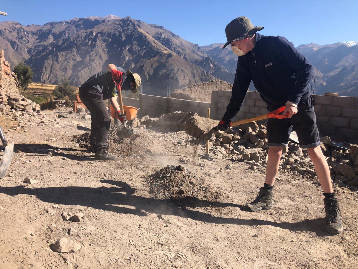 campperu's tweet photo. #TeamHuallaga working on projects &amp; teaching at the local school nearby #CampColca😄 Later today they also have a football match scheduled against the high school⚽️🙌🏽 #DoSomethingAmazing #CamspEffect @CampsInt https://t.co/ttK9DXtN4f