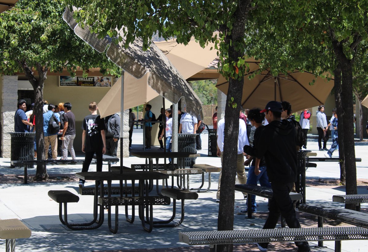 EUHSD's tweet photo. First Day at @vhsgrizzlies Welcome Back Grizzlies!!
#EUHSDFutureReady #EUHSDLearns https://t.co/95S1XwLUkL