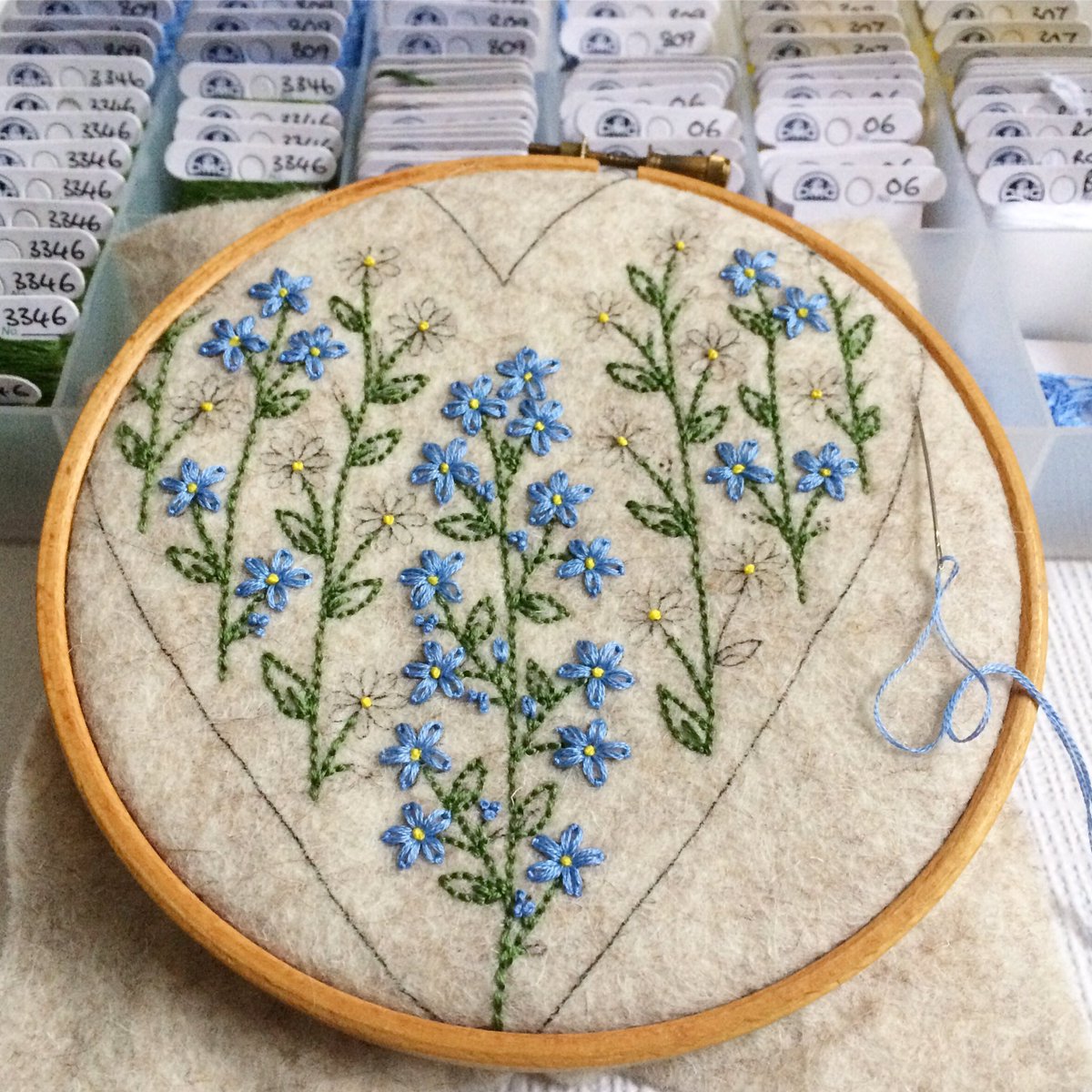 My current project in the embroidery hoop ✂️ Forget-me-not’s finished, now time to start the daisies 🌼

etsy.me/2Z2FhlU

#hannahburburydesigns #handembroidery #embroideryflowers #embroiderypattern #flowerloves #dmcembroidery #embroideryhoop #forgetmenot #dementia