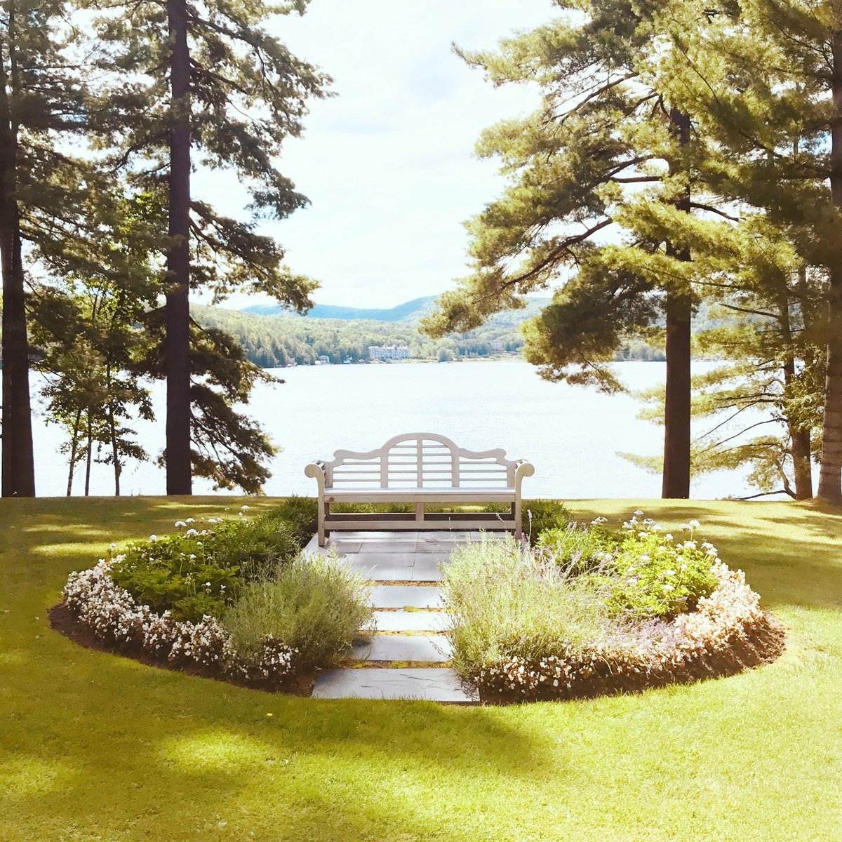 Un petit coin de paradis, parfait pour les mariages extérieurs ! 👰
//
A perfect setting for weddings!👰
.
.
.
.
#mariage #weddinglocation #mariagechampetre #luxuryweddings  #lacmassawippi #massawippilake #countrywedding #tourismememphremagog #cantonsdelest #easterntownships