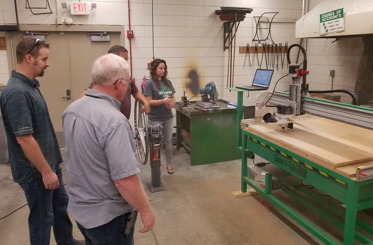 jenniezach's tweet image. CNC/Plasma training on the new equipment! Creating &amp;amp; exploring new technology  #SCStrongtech #Strongtech @dwcook0 @jfrenchiee @Coach_Binkley #SCSmaker #makerspace #cncplasma