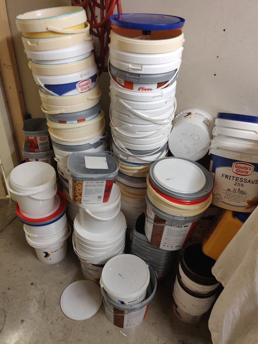 Gratis af te halen ! Emmers met deksels 
Klein en groot #gratis #bladel #tuinderij
@restariadendoelbladel