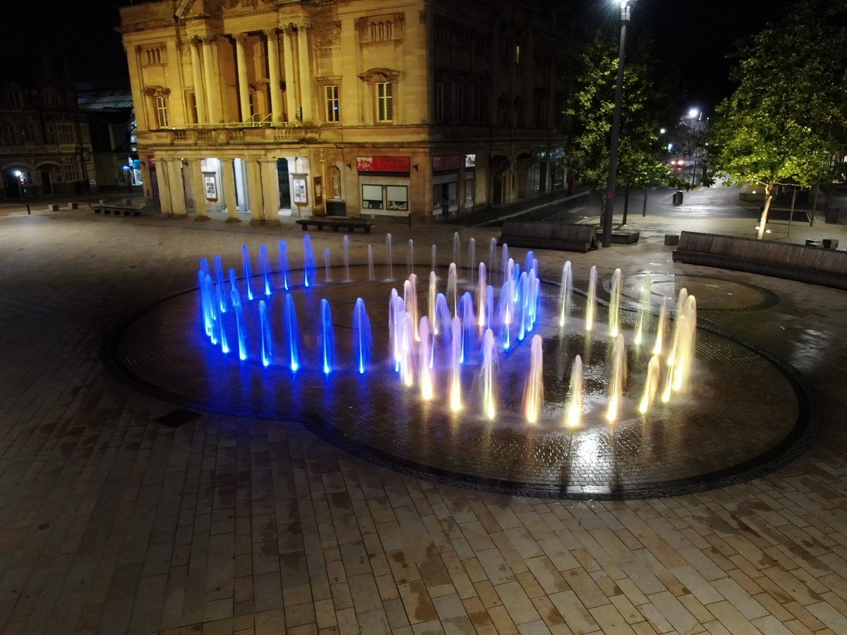 dstreetphotos's tweet photo. Final few images from my shoot in #hull city centre. #queenvictoriasquare #nightphotography #photography #city #eastyorkshire #dronephotography #fountain https://t.co/BaRbefhgUZ