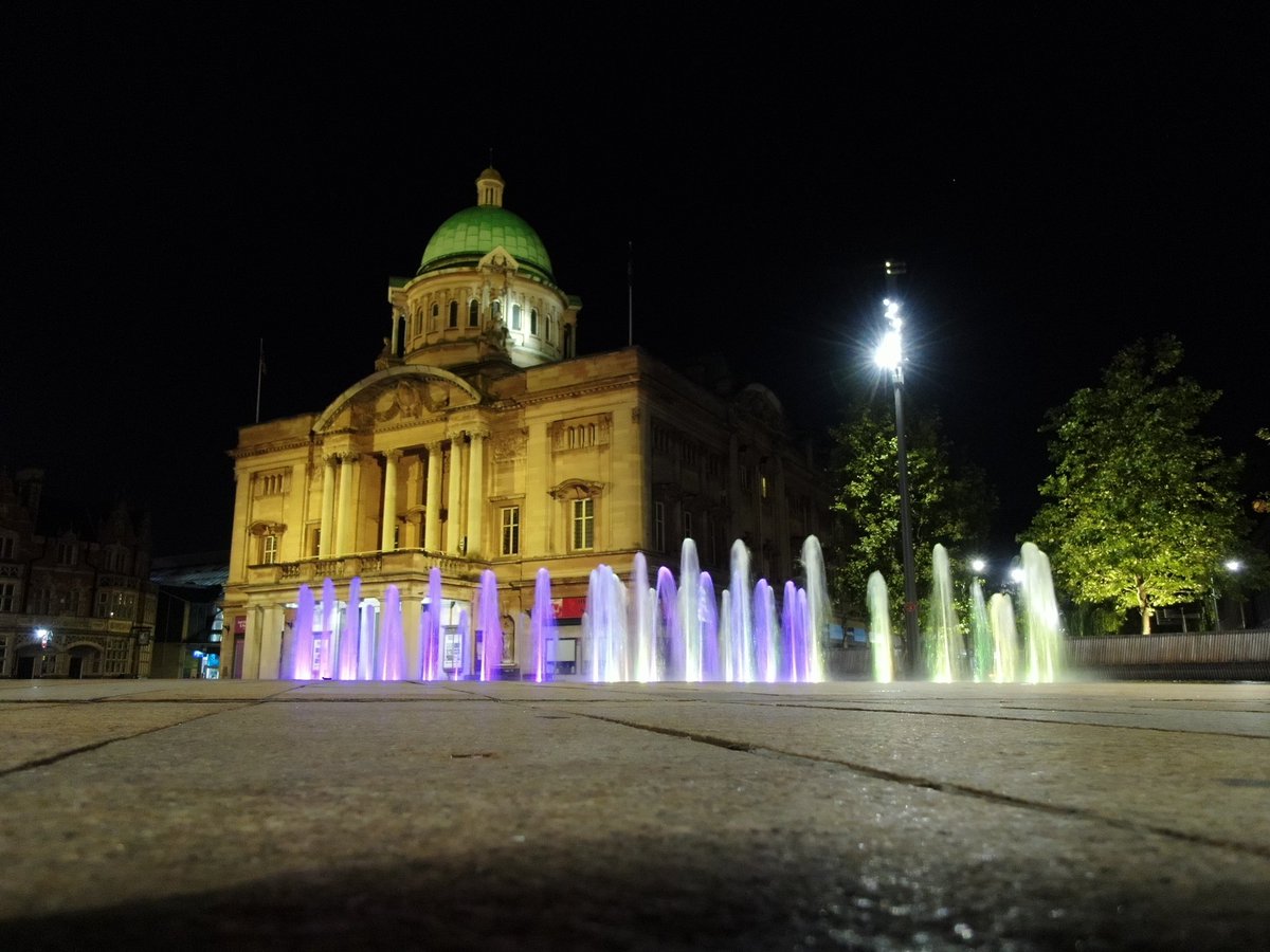 dstreetphotos's tweet photo. Final few images from my shoot in #hull city centre. #queenvictoriasquare #nightphotography #photography #city #eastyorkshire #dronephotography #fountain https://t.co/BaRbefhgUZ