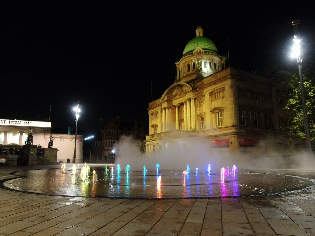 dstreetphotos's tweet photo. Final few images from my shoot in #hull city centre. #queenvictoriasquare #nightphotography #photography #city #eastyorkshire #dronephotography #fountain https://t.co/BaRbefhgUZ
