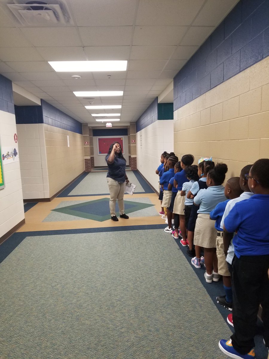 KristalWashin16's tweet photo. Happy 1st day of school!!! So glad to see our teachers implementing our Spring way routines and procedures. 👩🏾🏫👍🏽🏫 #Trackthespeaker #Hallwayexpectations #Springway #Teachupspring #MajorAllstars https://t.co/DXMJtlJ3E2