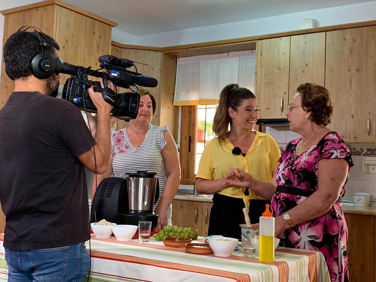 AndaluciaDFiest's tweet photo. 📣Comienza la cuenta atrás📣
¡Id cogiendo sitio en el sofá y poned @canalsur que en breve comienza #ADF54!
Nuestras fiesteras @reyesprados @RoigNatalia @Gracia_Arjona @CristinaFaguas os esperan a partir de las 22:30
@websierranevada @aytolospalacios @aytoiznate @AytoMartos https://t.co/VZuZPR1AcU
