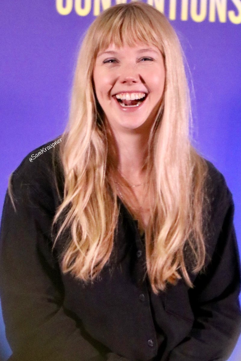 SamKraupner's tweet photo. Here are some of my best shots of the effervescent @LlaurenLyle at this past weekendβs @starfuryevents #Highlanders4
Really looking forward to seeing more of this talented lass & her adorable onscreen husband @cesardomboy - in future seasons of #Outlander #LaurenLyle #Fersali https://t.co/RjcjqOYAYS