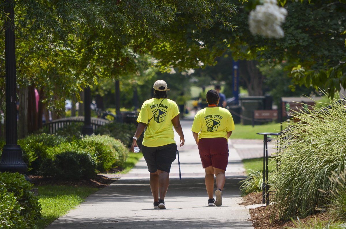 UNCGHRL's tweet photo. And that's a wrap for our @UNCG Move Crew, Day 1. You were absolutely amazing. #MoveInCrew #Back2UNCG #UNCGMoveIn #UNCGWay https://t.co/sxeOPD1Fds