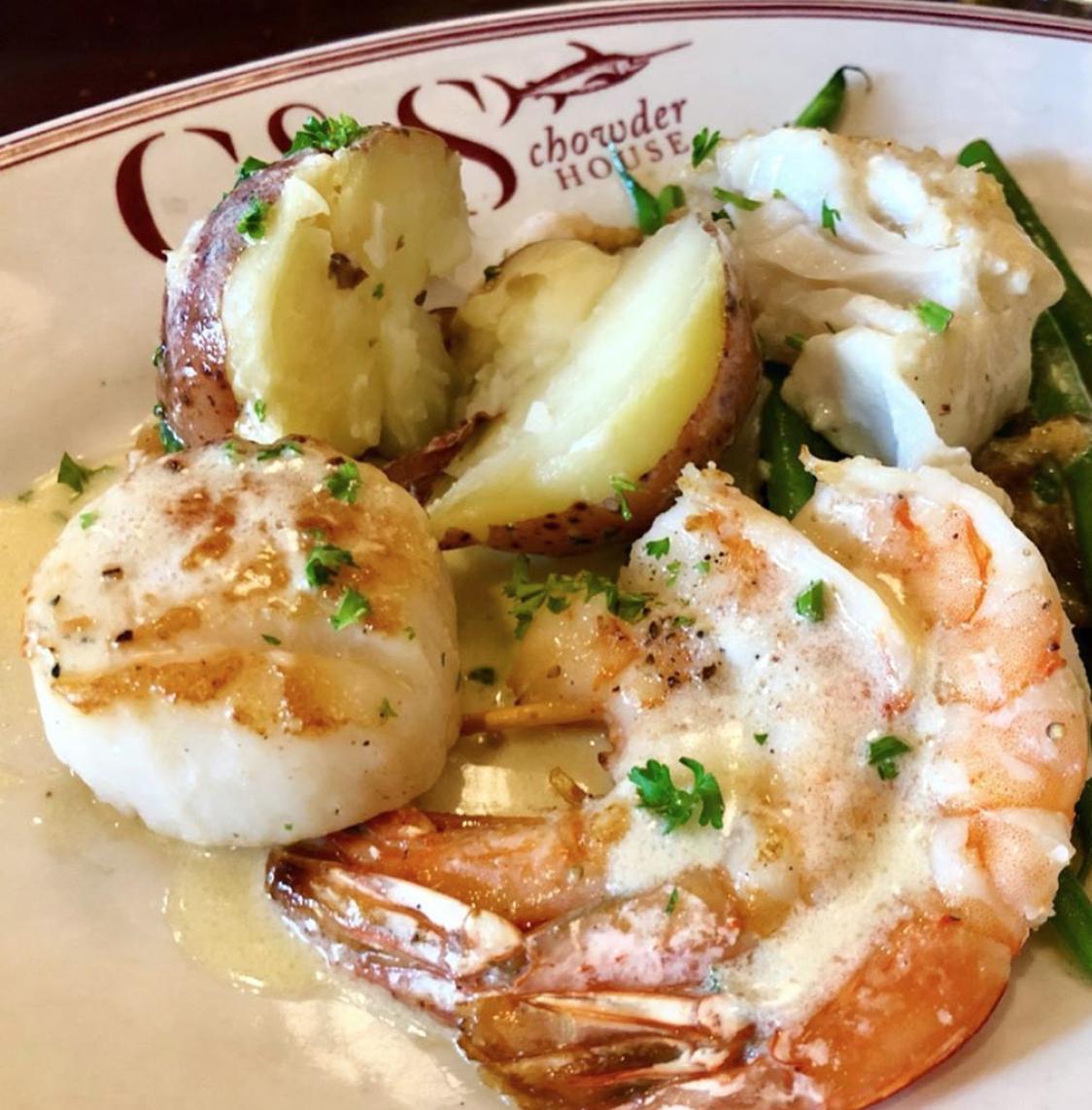 chowder_house's tweet image. Indecisive diners rejoice! Our Broiled Fisherman's Platter has it all -- cod, shrimp, scallops, potatoes AND veggies! Why chose when you can have it all! 📷: justindustin
