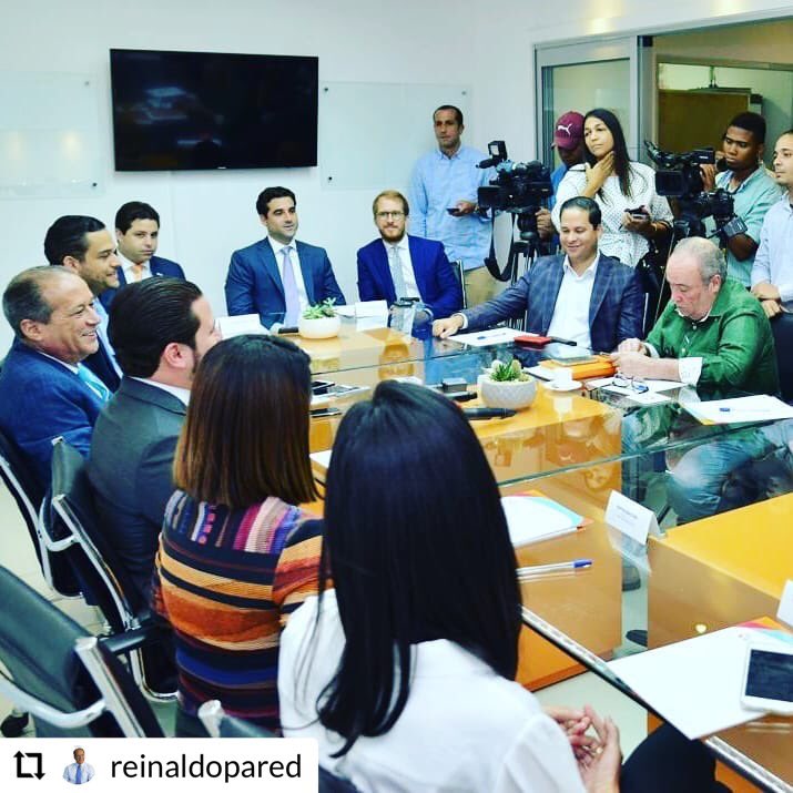 s_sangre_nueva's tweet photo. Encuentro con la Directiva de la Asociación Nacional de Jóvenes Empresarios #SangreNueva #ReinaldoPresidente2020 https://t.co/uluZkXXOOO