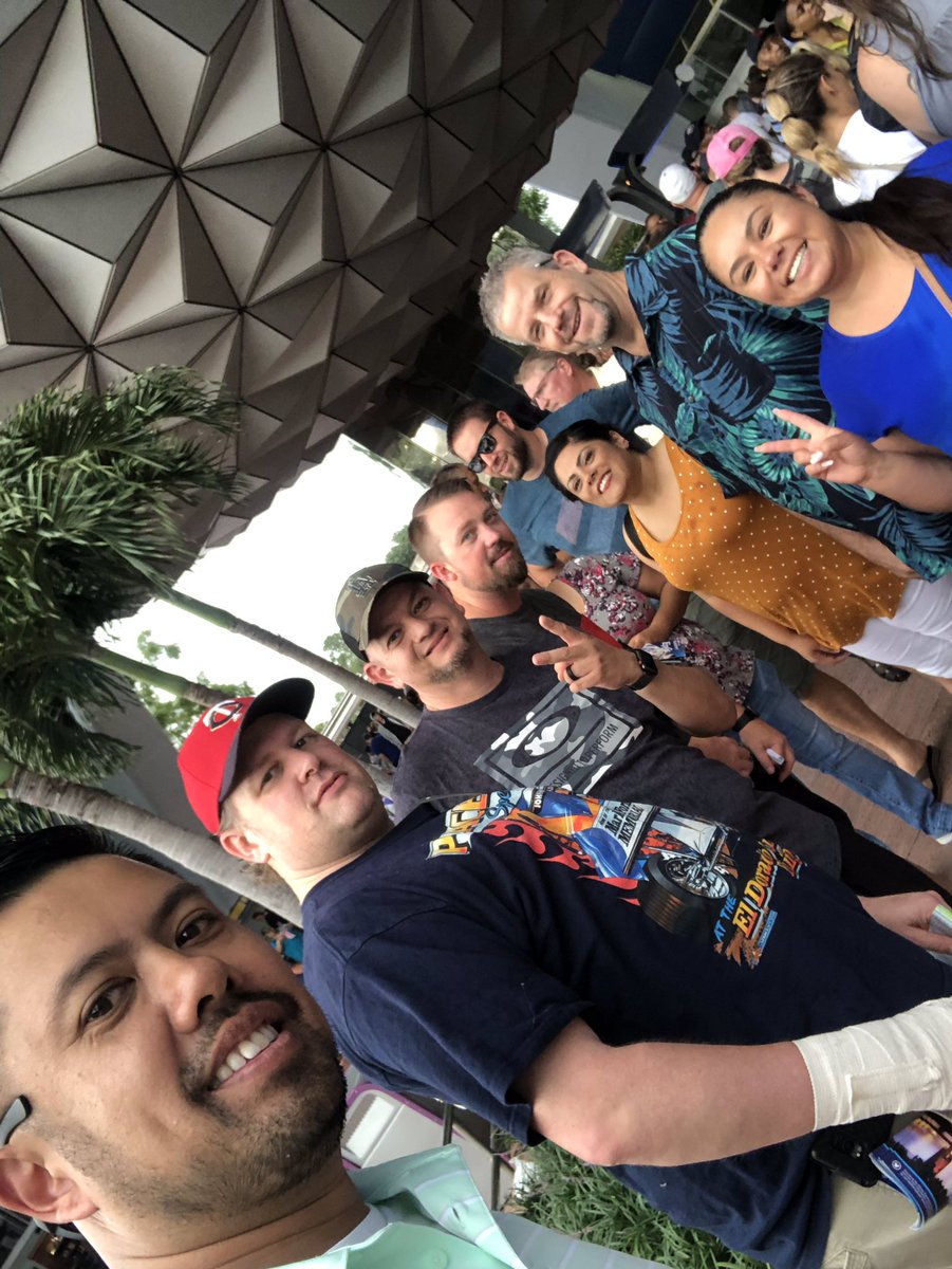 Epcot with the pacnorth crew! <a href="/CozyJerry/">Jerry Cozy</a> <a href="/scottlondonTHD/">Scott London</a> <a href="/JStorrs91/">Jason Storrs</a> #19metforum