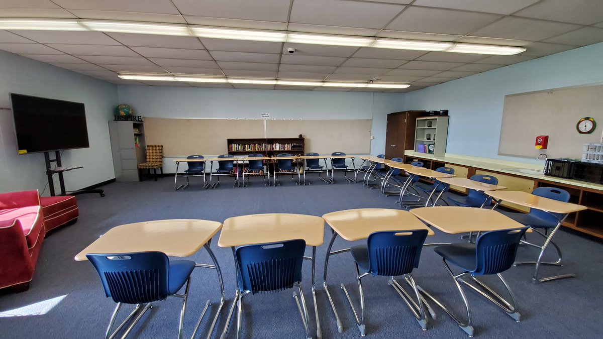 ipsd204_CI's tweet photo. Excited for the faculty/staff of @wheatland204 as they prepare for the start of the new school year in their new building!! Looking sharp...Ready for students!! #FutureReady204 @CeceliaTobin https://t.co/hlhq4qyIOf
