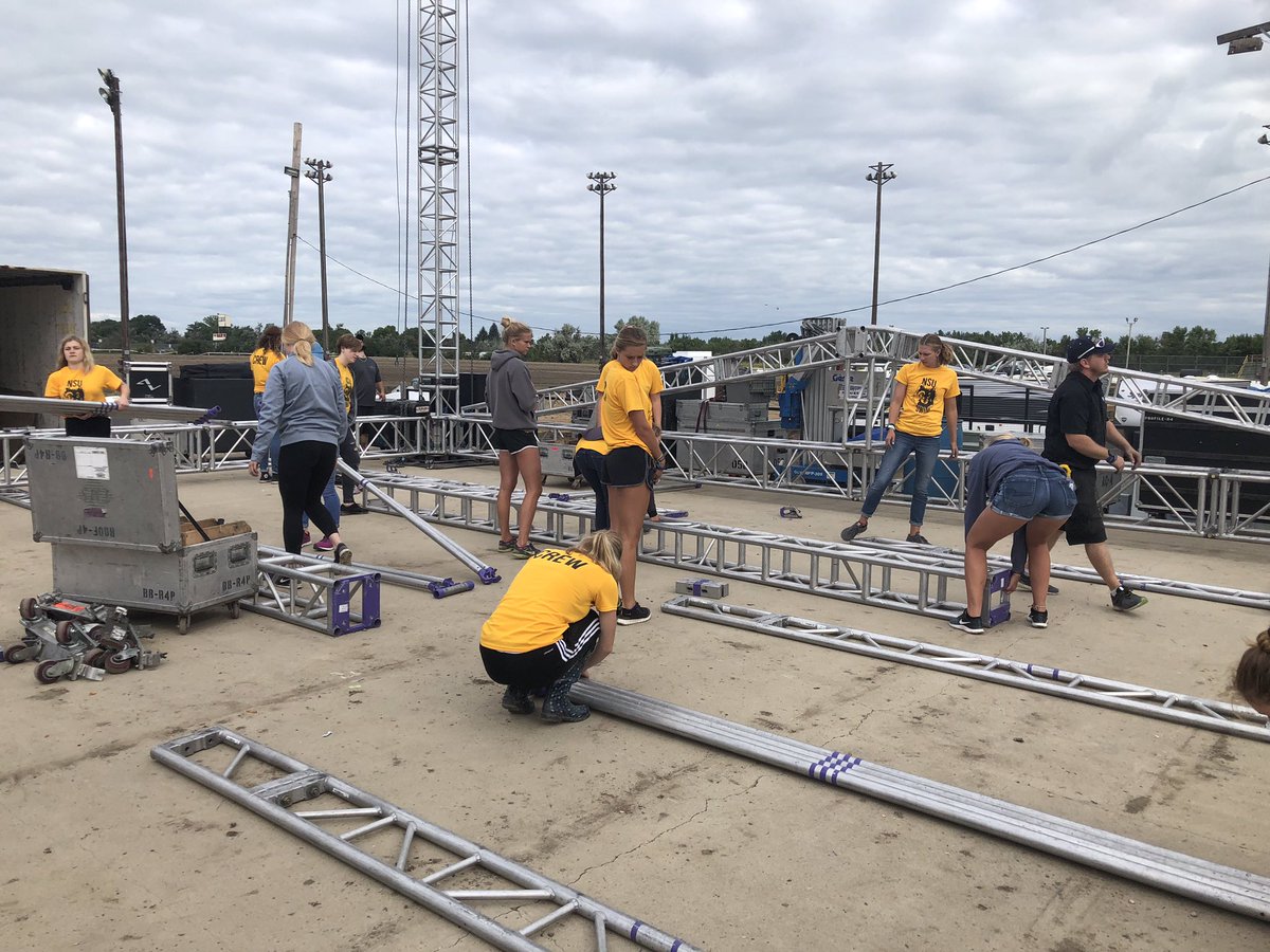 CoachMonanian's tweet photo. The swimmers are working hard to get the stage set up for tonight’s performances 💪🏼💪🏼@WolvesAthletics @RestlessHeart__ @Shenandoahband @blackhawkband @nsuwolves_sw #goWOLVES #BCF19 https://t.co/EdOSQPbPCP