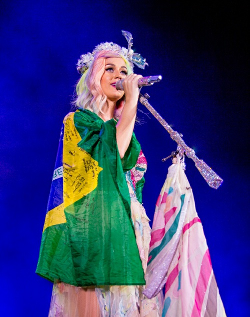 poptime's tweet photo. Katy Perry interage com fãs brasileiros no Twitter e relembra o memorável bordão "Morta Linda". 🇧🇷🤣💚 https://t.co/jae8a768qh