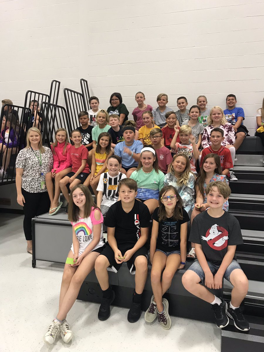 WBEPickle's tweet image. Getting 29 students to all smile and look at the camera at the same time is a true task! #firstassembly #wbe