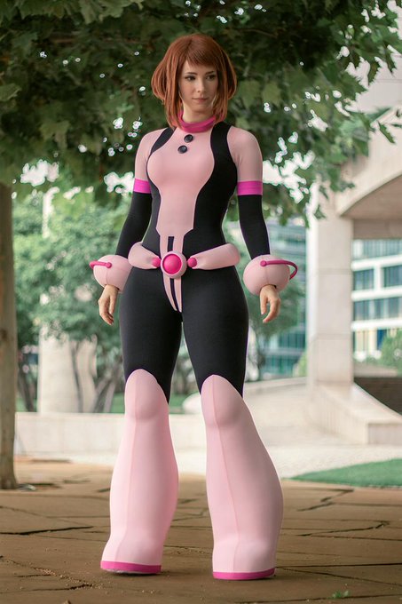 Plus Ultra!!✨🙌 Today I'm bringing you two more pictures from my Uraraka photoshoot. I ended up having