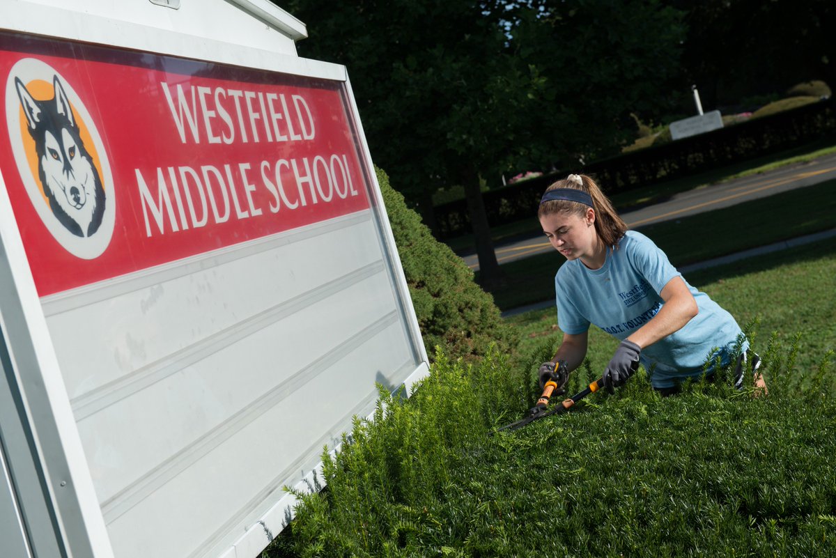 WestfieldState's tweet photo. #HOOTDay is all about helping out our town. Kick off the fall semester by volunteering throughout the city of @Westfield_MA with your fellow Owls!
Register: https://t.co/65WbHHx78c https://t.co/2awHb8KzI5