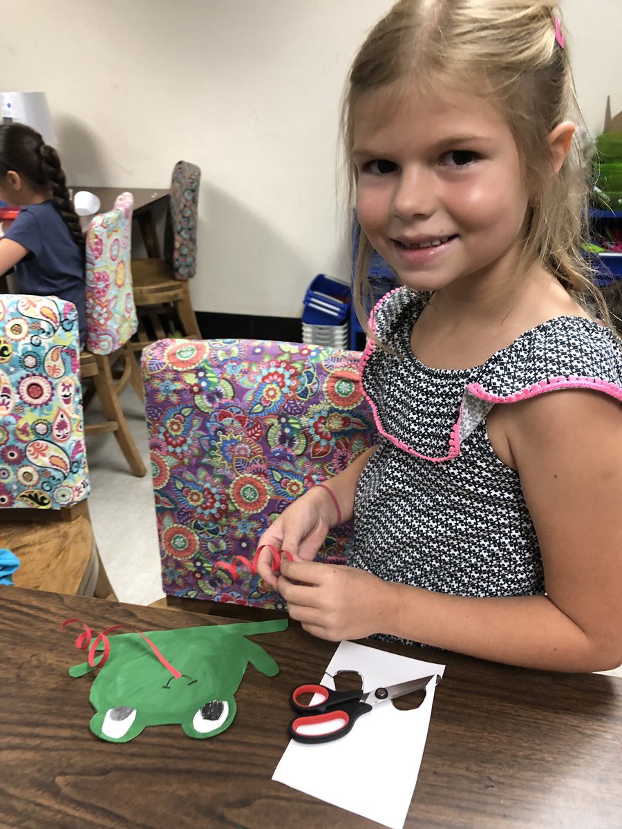 MESBlueDevilArt's tweet photo. Having a busy week...2nd working on frog faces, 1st painting giraffes, and K breaking out the markers for the first time! @MESBlueDevils @heatherwheat3 @aprilcasey23 @UtaPatterson @fcsarts #WeAreModel artists! https://t.co/w7ApszVlZj