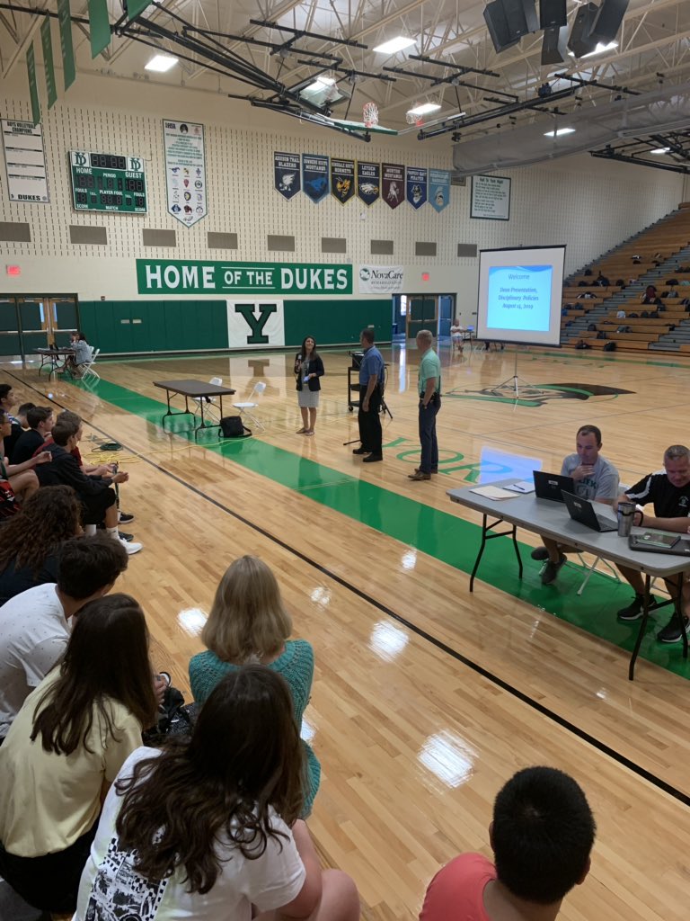 MelissaMoore02's tweet photo. Our deans spent the day talking with students about expectations for creating a safe and welcoming climate @YorkD205. Thanks for partnering with us @lauremay31 to connect with all students on #D205FirstDay! https://t.co/JTpZ5Qf0Ri