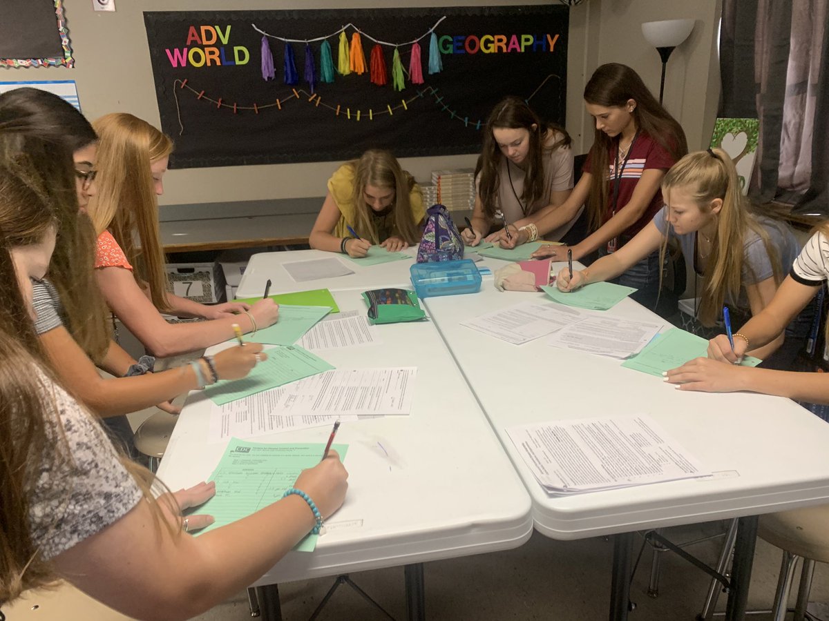 RuizAVID's tweet photo. What a day!! I met my new fishies, and now Iβm pumped for the year! Itβs going to be a good one! We were geographers today, and found the outbreak and stopped it in time! I see many leaders around me!!! #FirstDayOfSchool2019 #FirstDayOf9thGrade #GreatThingsBrenham @BrenhamHS https://t.co/u64SDUK7pj