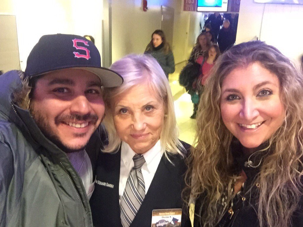HappyBee3's tweet photo. @winebibbing @osirispod Someone rang for #Gunta? https://t.co/FCV1F0TOie