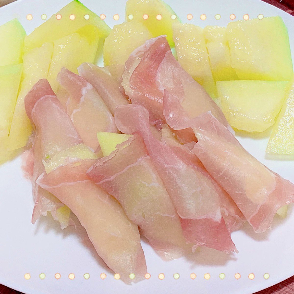 hana_72's tweet photo. 先日の? 1週間前の😅 #戦利品
#明治屋 #MEIDI-YA
#温室メロン🍈 #種無し巨峰 🍇
メロンさん。
2枚目📷 半分は 生ハム🐖さん と一緒に🍷
3枚目📷もう半分はバニラアイスさんを添えて贅沢食い🥄
https://t.co/E3beq5de4J https://t.co/JQnvJvI2Ob