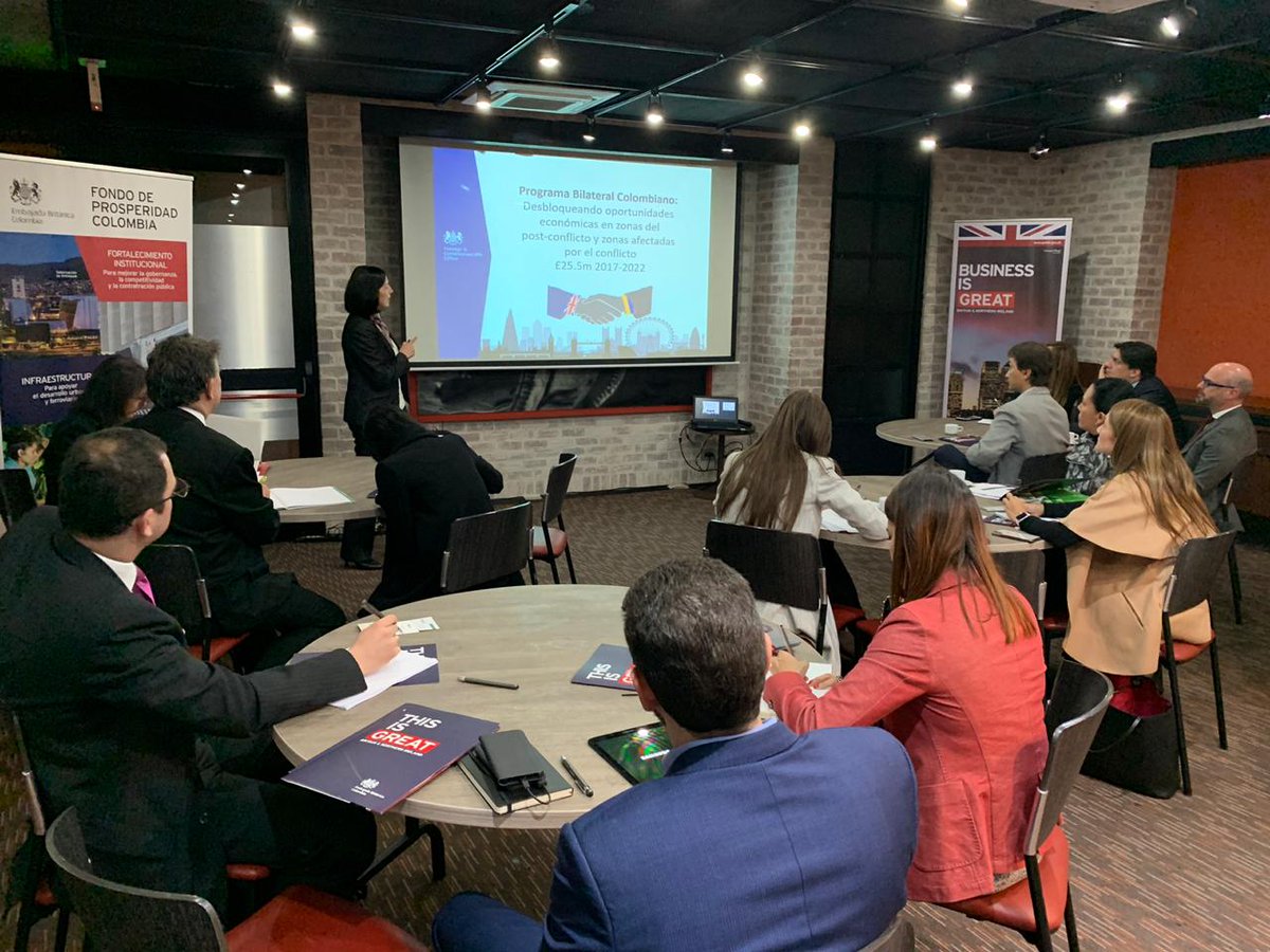 UKinColombia's tweet photo. #DITCol y #UKColProsperityFund organizaron una serie de talleres para mostrar los beneficios de @UKEF en Colombia. Hoy, la sesión estuvo dirigida a diferentes actores del sector bancario y a nuestros implementadores @Findeter, @AgendaCAF y @FDNColombia. https://t.co/SSZZmNWxsl