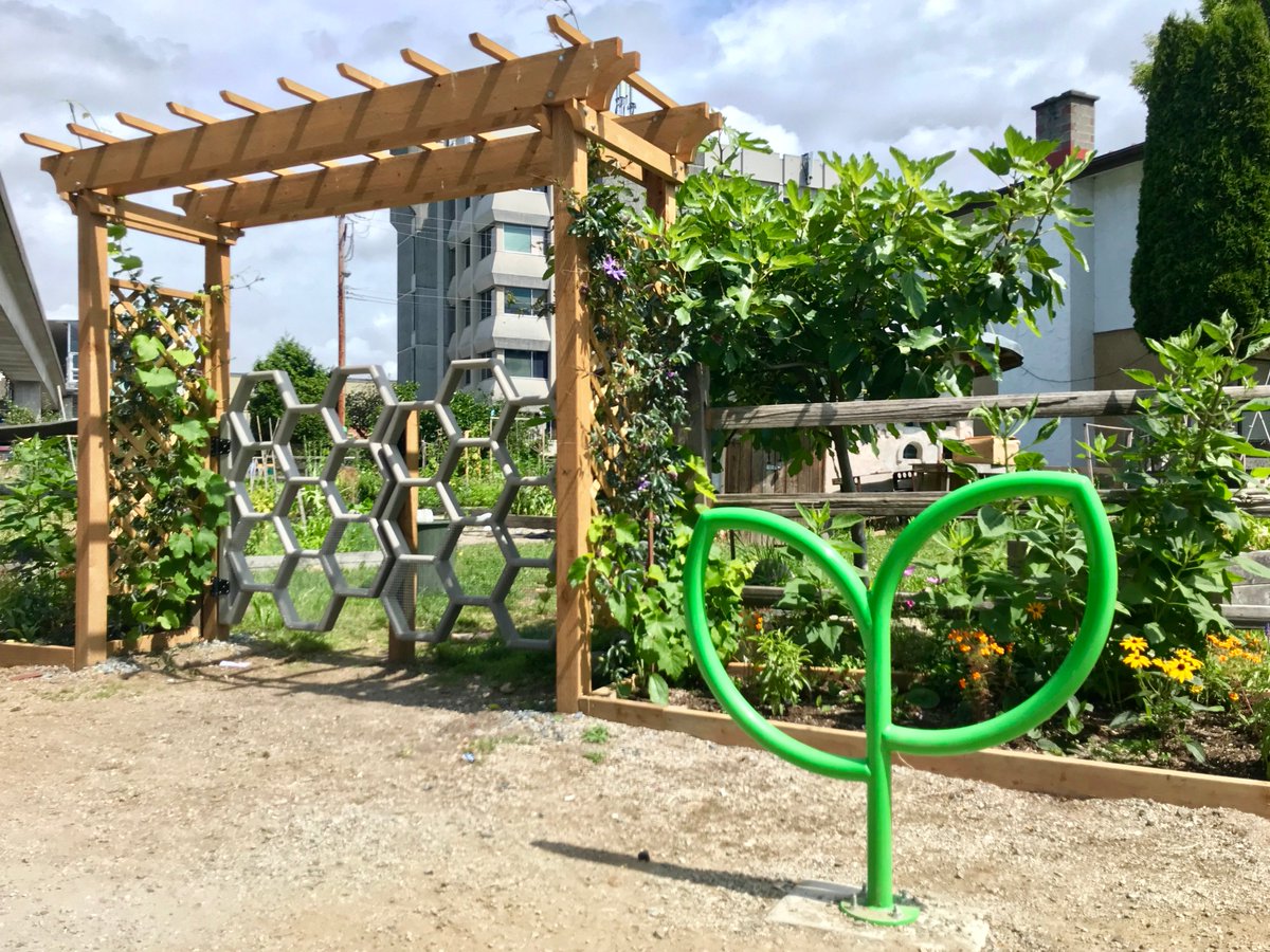 Viva_Van's tweet photo. Living Leaf bike racks are sprouting up around the city! This one is at Moby Community Garden (1737 E 11th Ave).
Come by #StampsLanding tomorrow from 3-7 PM to find out where the new bike rack designs are located.
https://t.co/exEOKNoUuk
#VIVAVancouver #BikeRackDesignContest https://t.co/ZWcJntNyI7