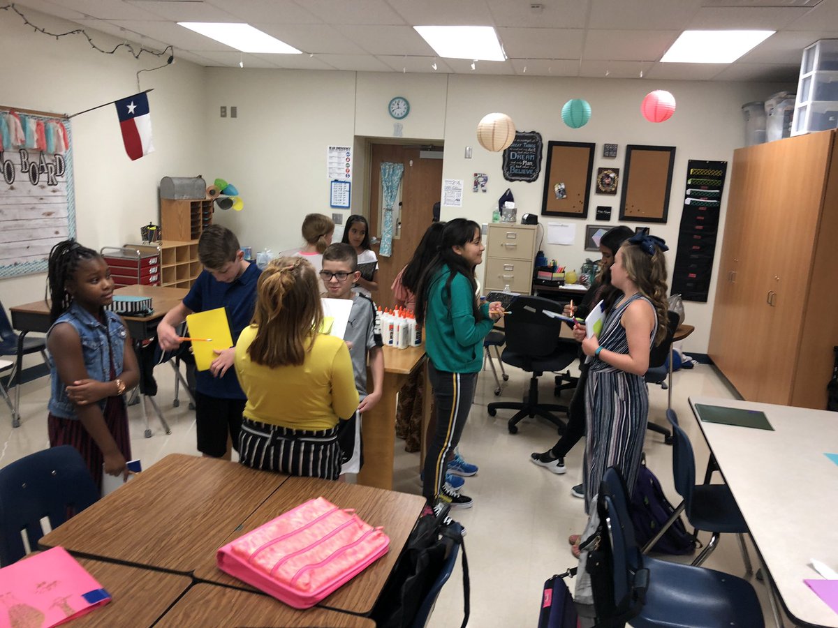 reynarithmetic's tweet image. First day of school! In and out circle #DISjourney