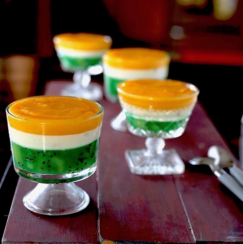 Luscious pudding cups look lovely in tricolor🇮🇳
Recipe right here⬇︎⬇︎
blessingsfrommykitchen.blogspot.com/2019/08/kiwi-c…
#HappyIndependenceDay2019🇮🇳 
#Tricolor 
#kiwi #mango #pudding
 #milkmaid #recipes
#ontheblog