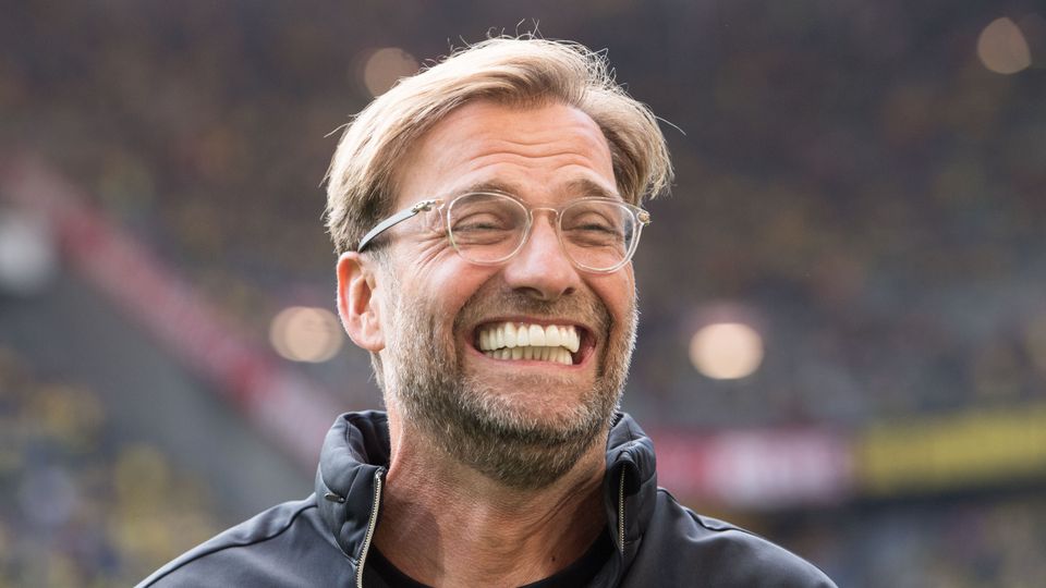 Þessi hlær bara áfram. Kominn með tvo bikara í safnið á Anfield.