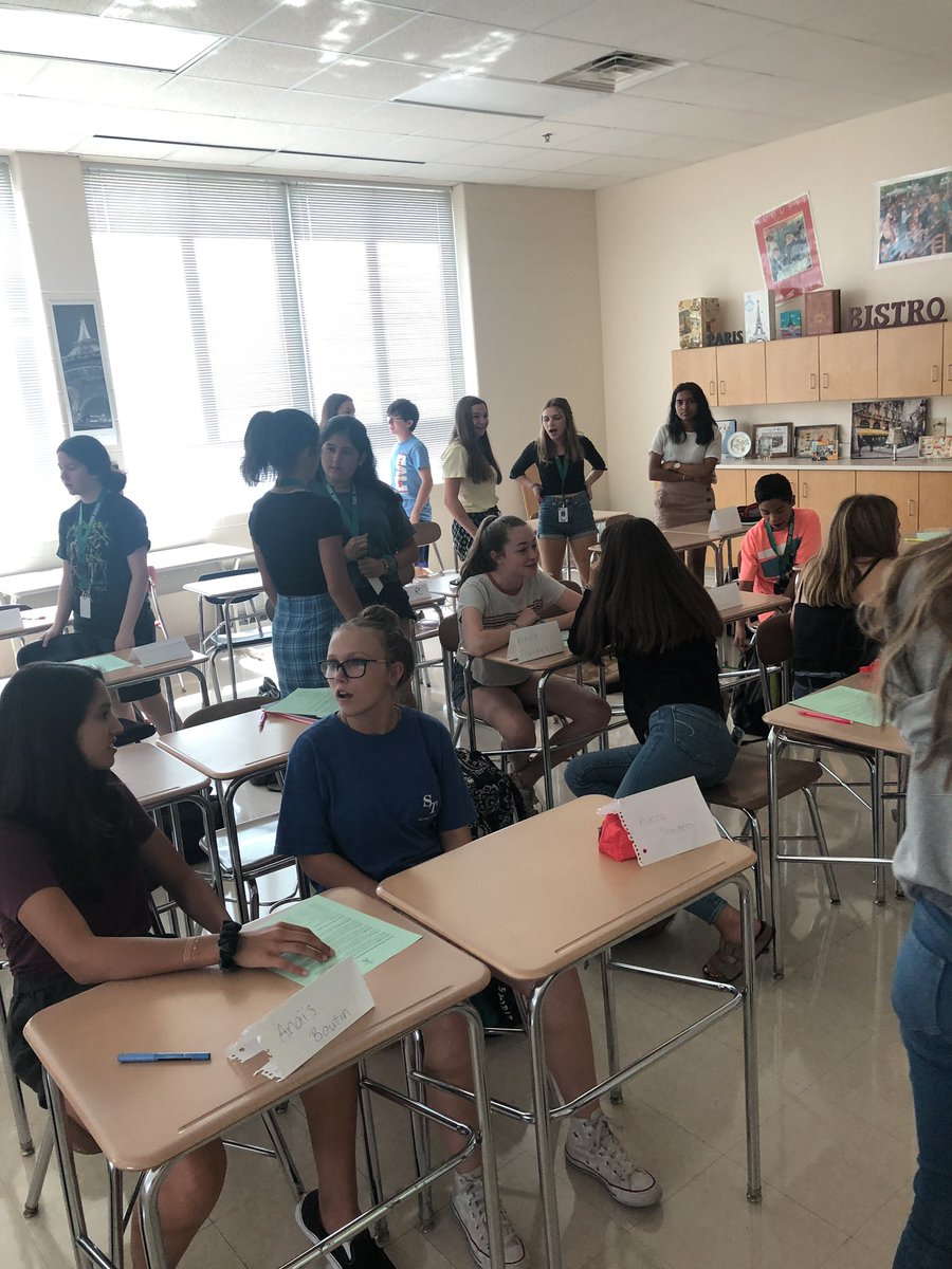 MmeMiller28's tweet photo. C’est la Rentrée 2019! #D205FirstDay #igniteD205 @YorkD205 @ErinDeLuga https://t.co/pSd7BnCaW8