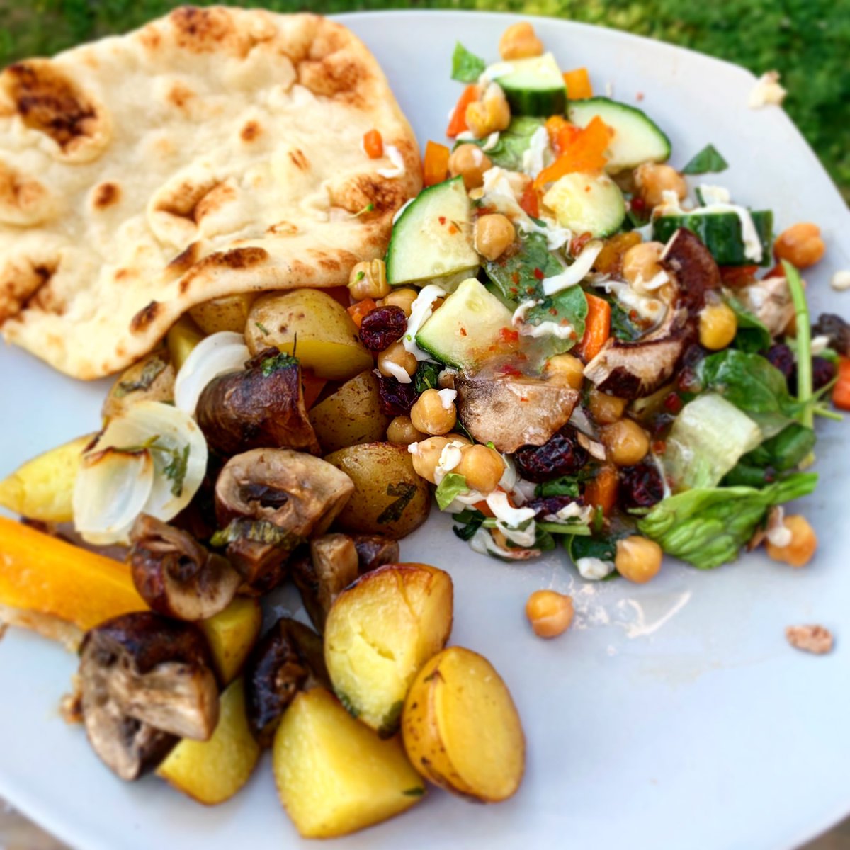 DelisheeDotCom's tweet photo. Tonight for dinner is a medley of roasted vegetables, salad with chickpeas, cuke, carrots and onion, naan bread and fresh basil and parsley from the garden 🥬❤️ See more on https://t.co/u5wwNrECbM
#vegetarian #vegetables #chickpea #salad #naanbread #recipes #dinner https://t.co/iRnJeuFFkZ