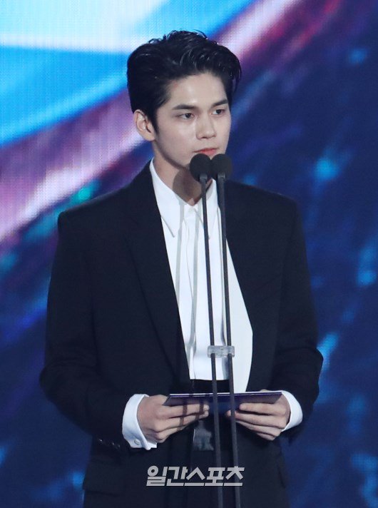 Kawaii_Onge's tweet photo. Excited to see you tonight, MC #OngSeongwu. It's been a while since I saw you in suit. Goodluck.
I'm curious about your look tonight...wil it be hair up? Comma hai? Hair down?
Whatever it is, you always slay!
#옹성우
#MCOng #KWORLDFESTA https://t.co/gkqaUFzht9