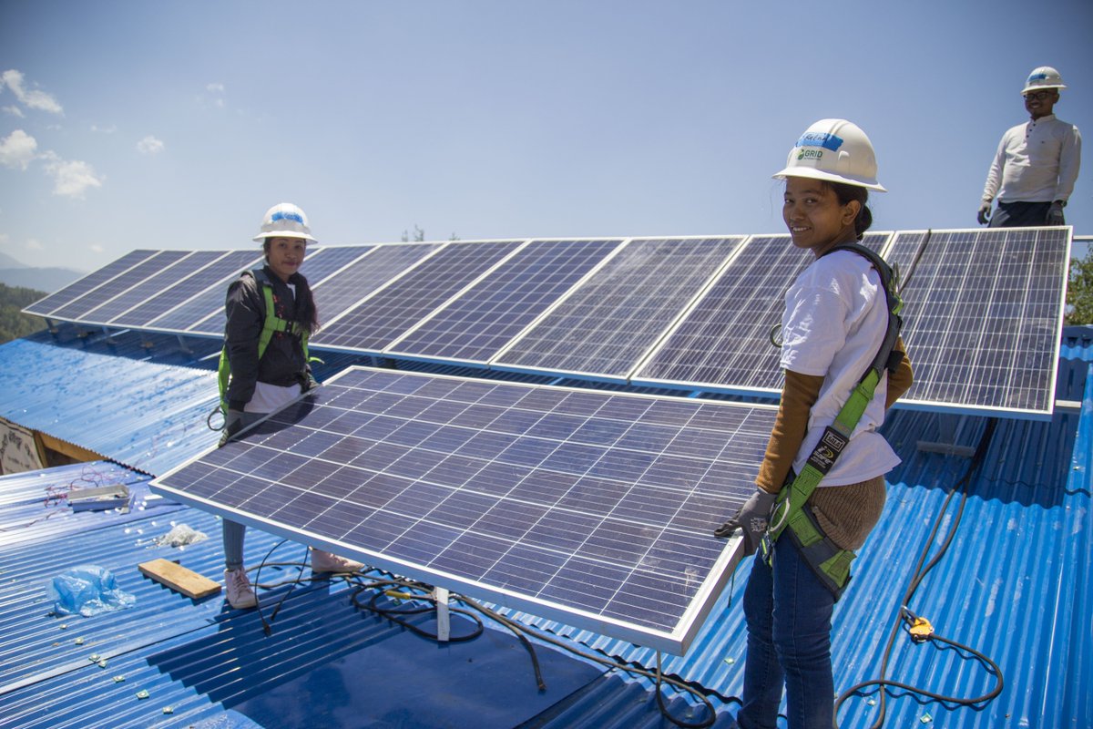 GRID's tweet photo. If you've volunteered with us before, you've heard our rule - four hands to a #solar module! 😉 
These are some of our favorite pictures, demonstrating #SafetyFirst!

#SolarPhotos #SummerofSolar https://t.co/HWvhZSRHQZ