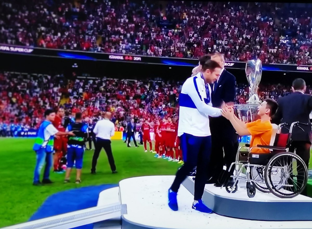 condotiddoi's tweet photo. ชอบที่ให้น้องขึ้นไปมอบเหรียญ​และถ้วยแชมป์​ด้วย

#UefaSupercup​ #LiverpoolFC https://t.co/974rN8ZsyO
