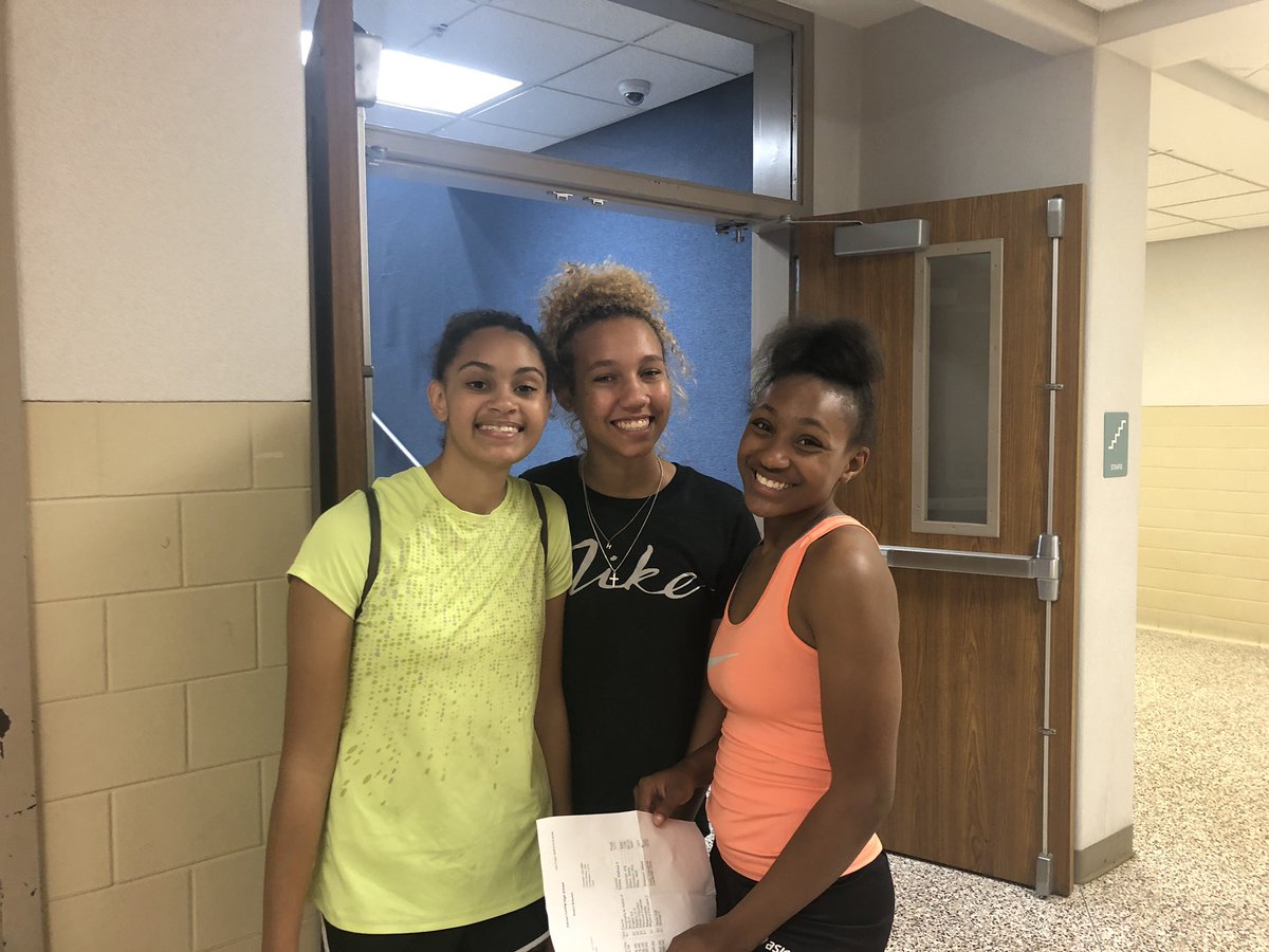 Elkhart_Cheer's tweet photo. Our freshmen are READY for their first day of school tomorrow! Thank you upperclassmen for helping our 9th graders! #Family #ECHScheer https://t.co/EMI9xIClDD