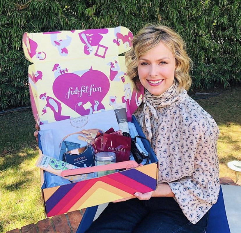 Elisaaa555's tweet photo. check @MeloraHardin her instagram for these great stuff, use her code for $ 10 off your first box, it's great shoutout to @FabFitFun 💞 check her story and page for more information!! https://t.co/Behrw1bCQr