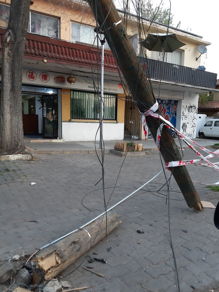 romanklau's tweet photo. @MuniLaReina que peligroso  este montón de cables; hay alguien que se haga cargo o esperan alguna vida para lamentar @EnelClientesCL https://t.co/dRKospi17d