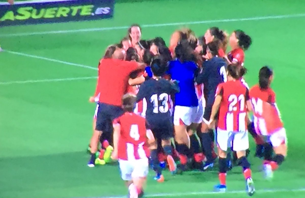 FaeRecio's tweet photo. @Finidimismo Esta es la foto de la noche, El @AthleticClub sigue haciendo historia y logra el primer Ramon de Carranza femenino https://t.co/GPrOjMHoDG
