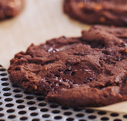 veganuary's tweet image. FREE VEGAN COOKIE?! That's right, it's #CookieOClock at @Pret! 🍪⏰ Just pop into a Pret or Veggie Pret today between 3pm + 4pm, say the password “bake my day”, and they will give you a FREE vegan Dark Chocolate &amp;amp; Almond Cookie 😱 But be quick – once they’re gone, they’re gone!