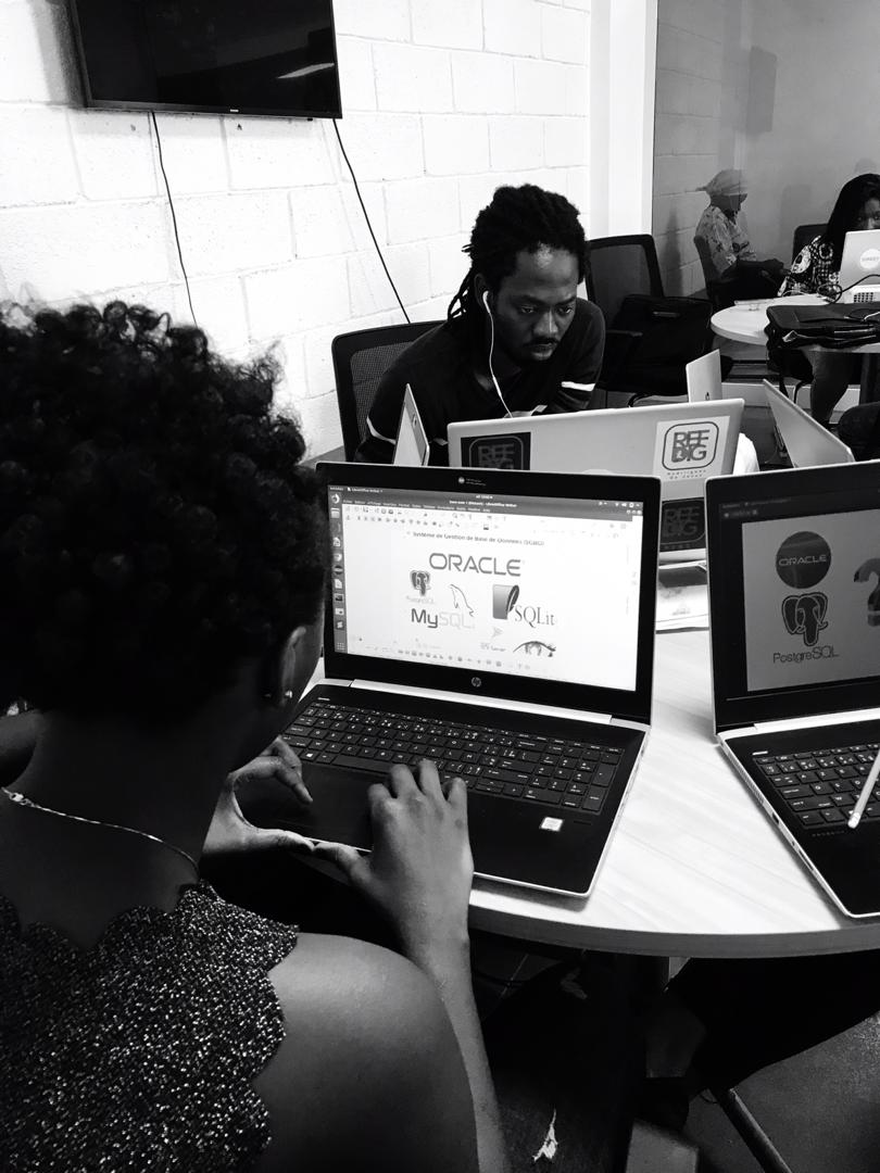 AcademySonatel's tweet photo. Pendant que les Datartisans faisaient le tour de la question sur la BI, les réferents digitaux étaient en mode introduction aux systèmes de gestion de bases de données. ORACLE, SQL etc....comme quoi
La data c'est l'avenir
#codingforbetterlife
#TeamReferentDigital
#kebetu https://t.co/4PJBfn8Z0B