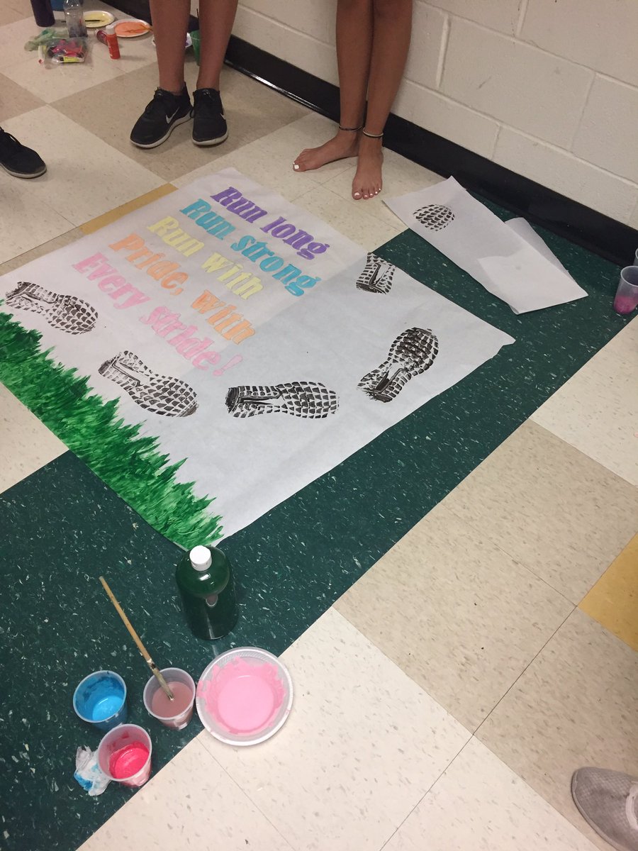CheerClifton's tweet photo. Thanks for sacrificing your shoes for CMS Cheer, Mrs.Ernst! π Day One of sign painting was a blast! #whyilovecms #teamcms https://t.co/n6KeO8kfdn