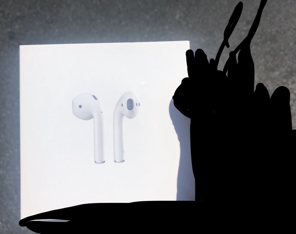 Rivexlz's tweet photo. Got poor people AirPods 😔 https://t.co/DLC4hPqyMu